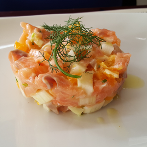 Tartare di salmone e arancia con finocchio